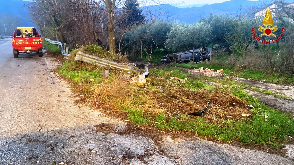 Cervinara. Auto finisce fuori strada e si ribalta diverse volte.