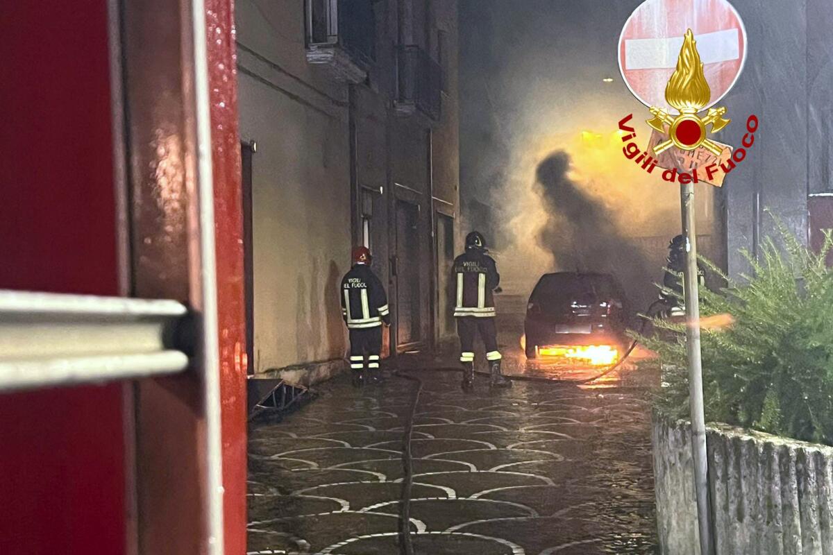 Incendio distrugge una Polo parxcheggiata davanti al municipio, indagini in corso - 