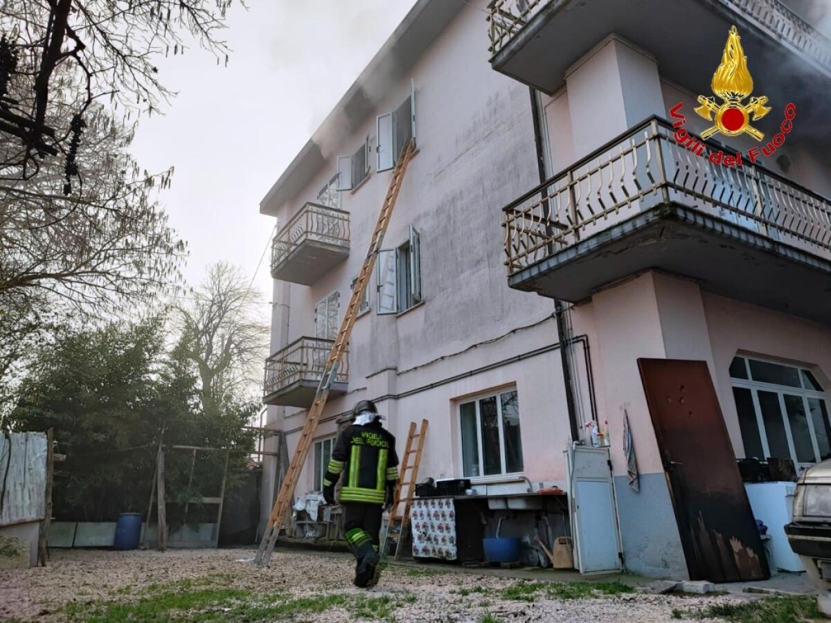 Incendio in un garage di un'abitazione, in salvo componenti di una famiglia - 