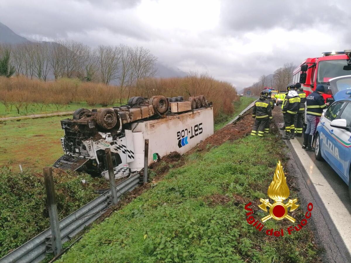 Autotreno si ribalta sul raccordo Avellino-Salerno, al lavoro Vigili del Fuoco di Avellino. - 