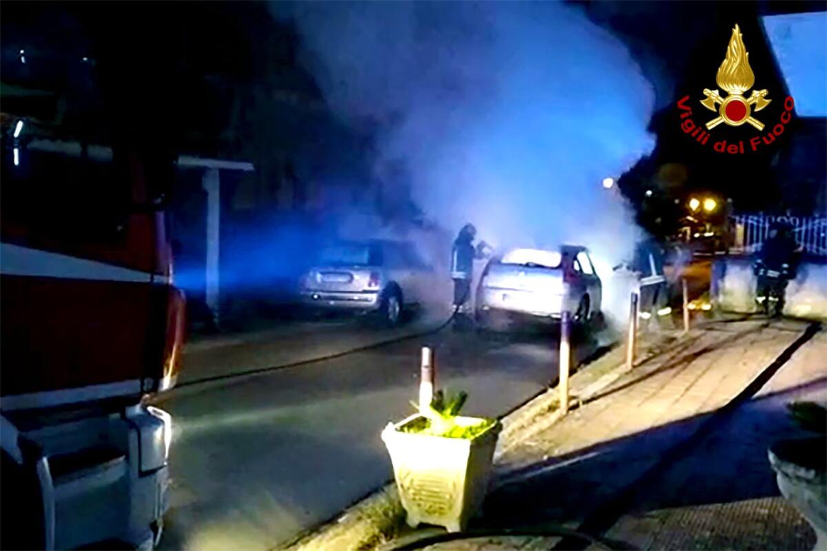Auto in transito prende fuoco, paura per mamma e figlia - 
