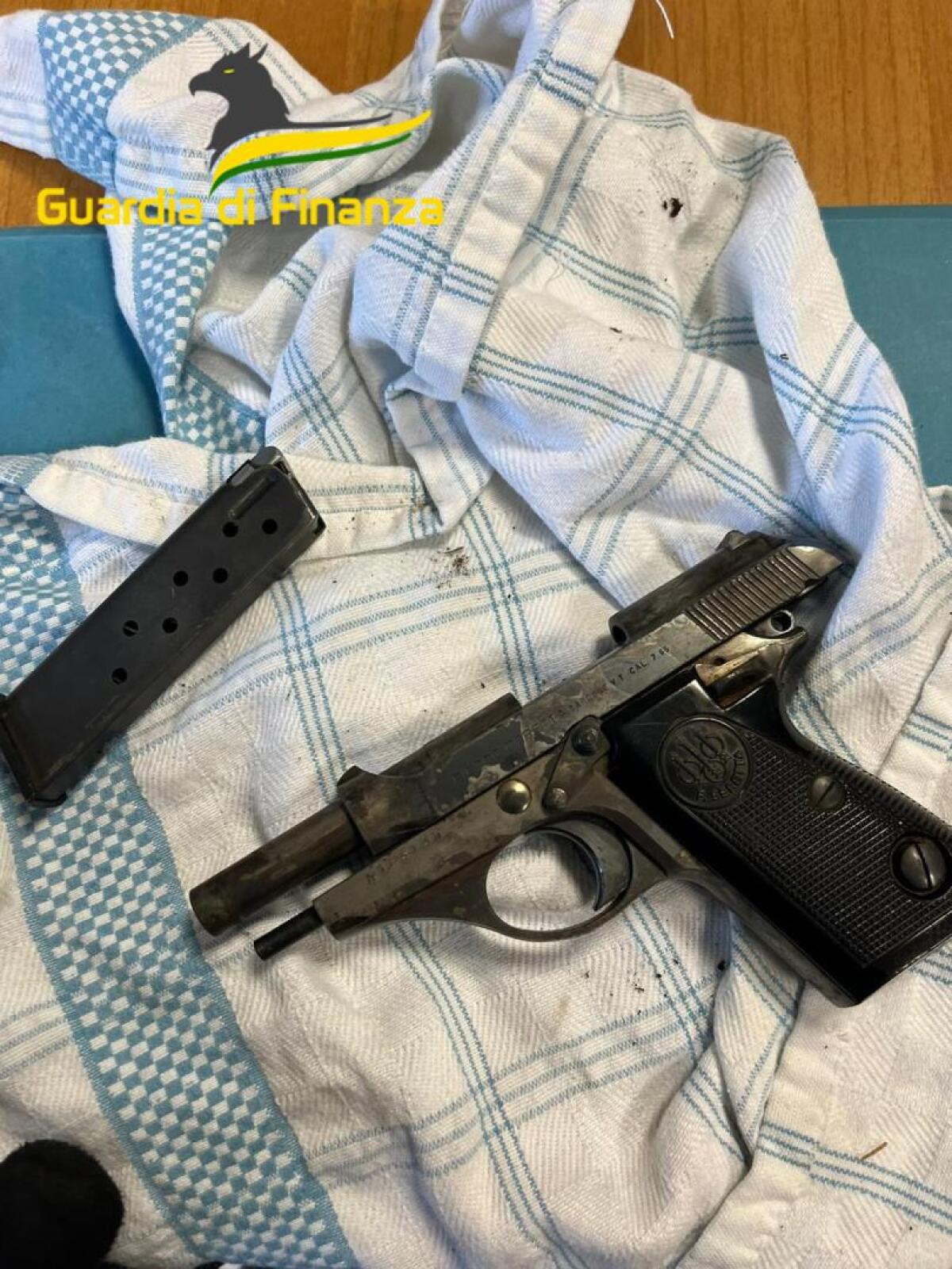 Sequestrata una pistola gettata da una finestra e 200 grammi di sostanze stupefacenti - 