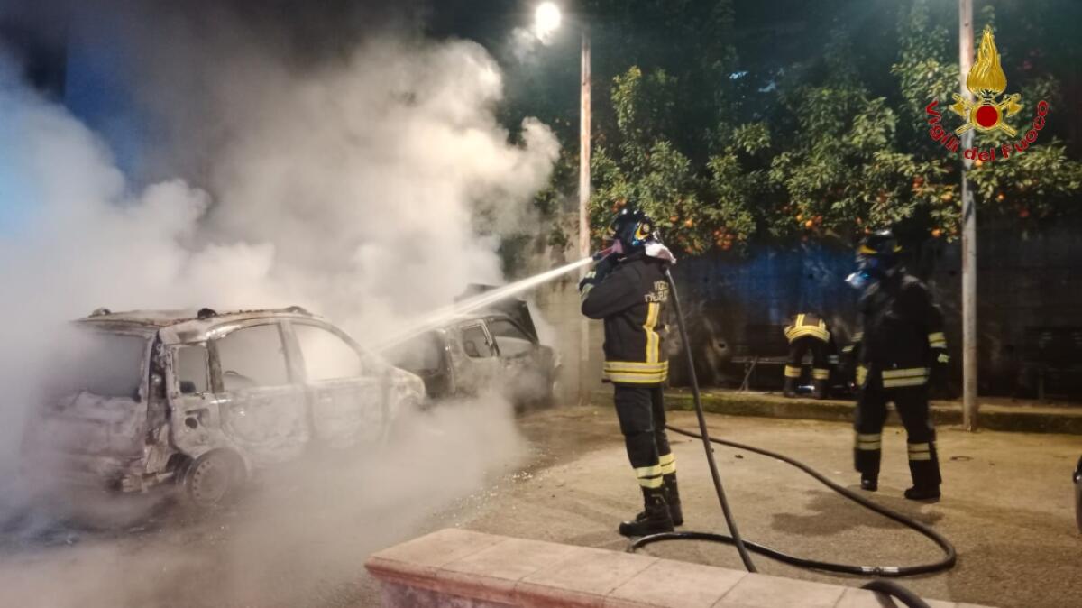Rogo nella notte, distrutte tre autovetture - 