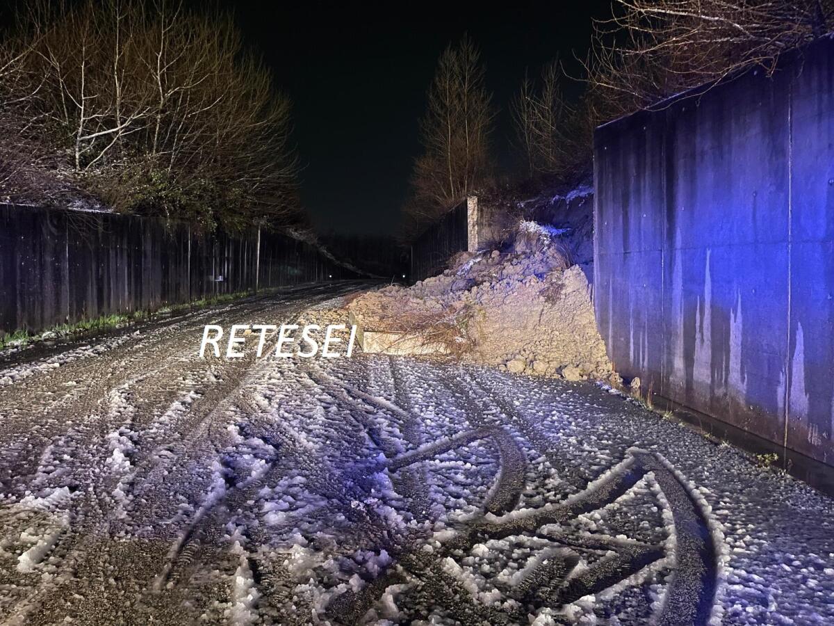 Per una frana chiuso tratto strada Asi San Martino-Roccabascerana. - 