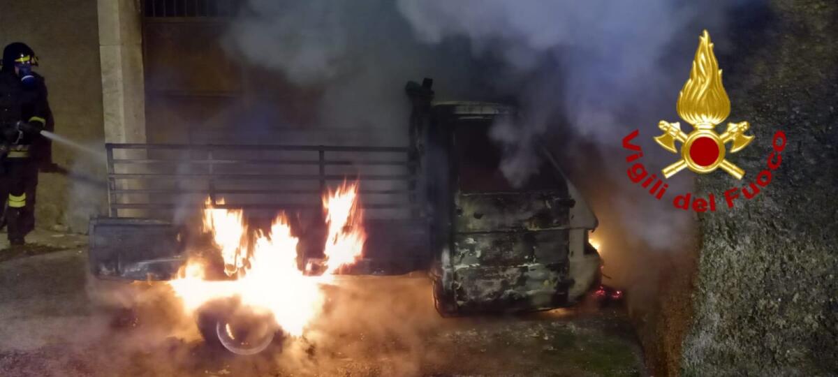 Data alle fiamme un Ape Car, fiamme danneggiano anche un edificio - 