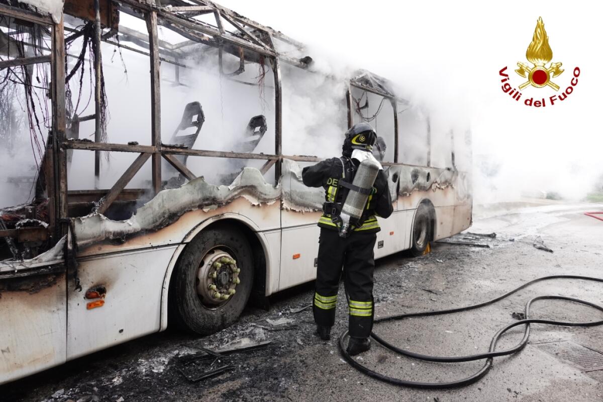 <strong>Bus in fiamme, autista mette in salvo i tre passeggeri</strong> - 