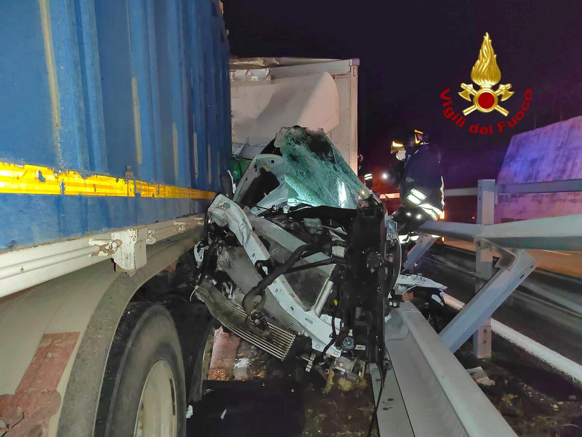 Tamponamento tra due camion, ferito uno degli autisti - 