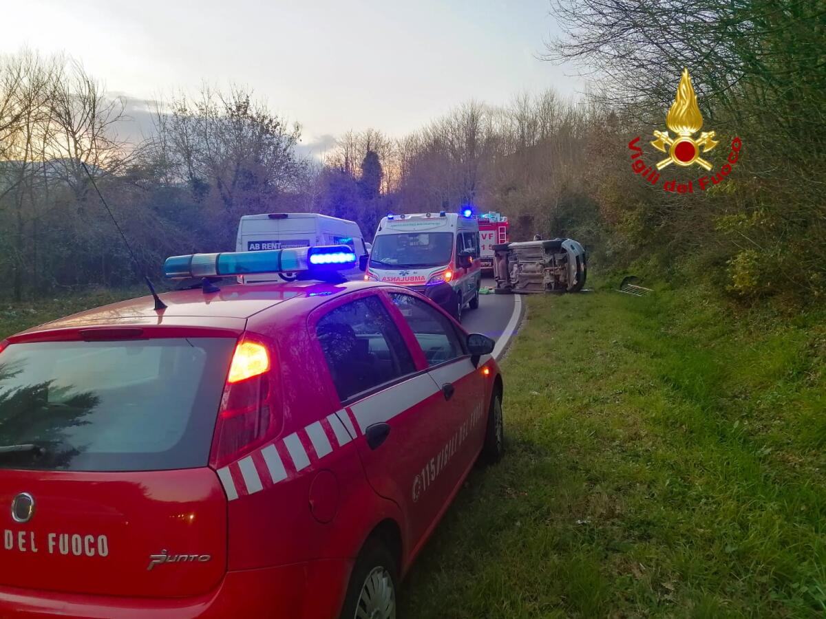 Auto con tre persone anziane si ribalta, per occupanti solo tanta paura - 