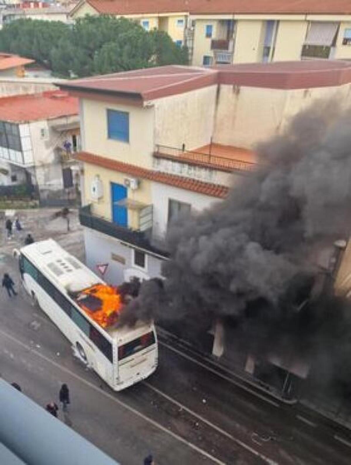 Paganese-Casertana: incidenti, a fuoco bus tifosi ospiti - 