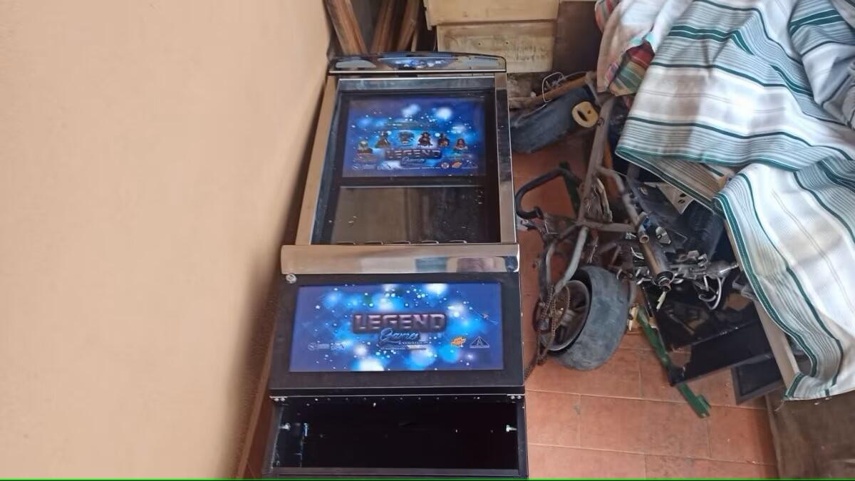 Porta via dalla sala giochi una slot machine del peso di un quintale - 