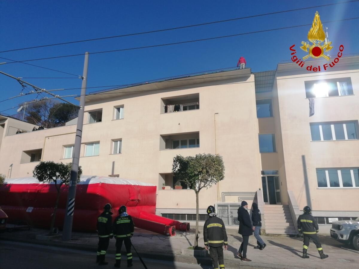 Donna minaccia di lanciarsi nel vuoto, bloccata da Vigili del fuoco - 