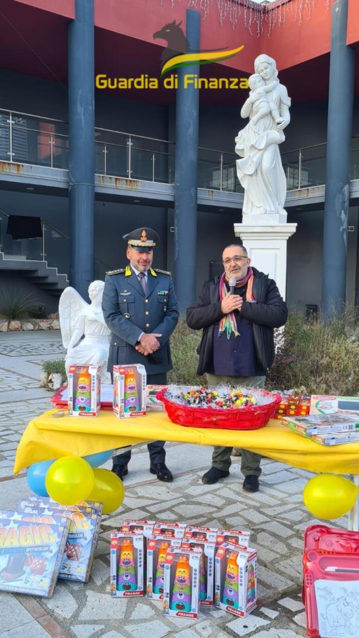 Consegnati ai bambini della comunità ucraina presenti in Irpinia, giocattoli acquistati grazie alle donazioni effettuate dalle fiamme gialle - 