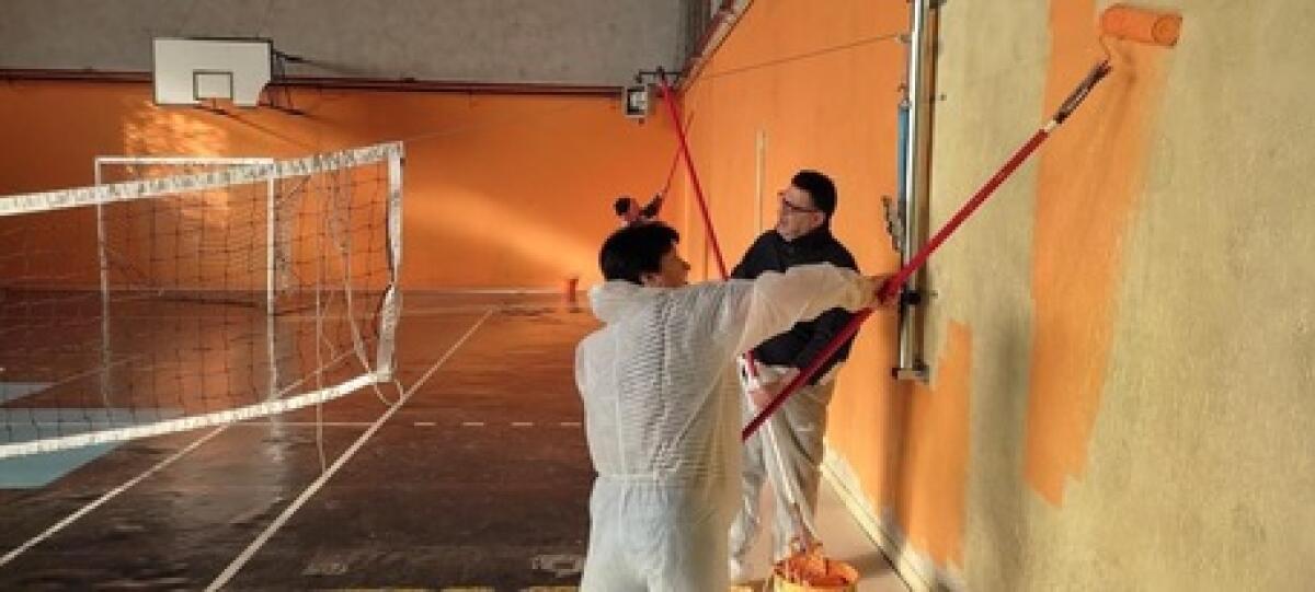 Docenti diventano imbianchini per abbellire palestra scuola - 