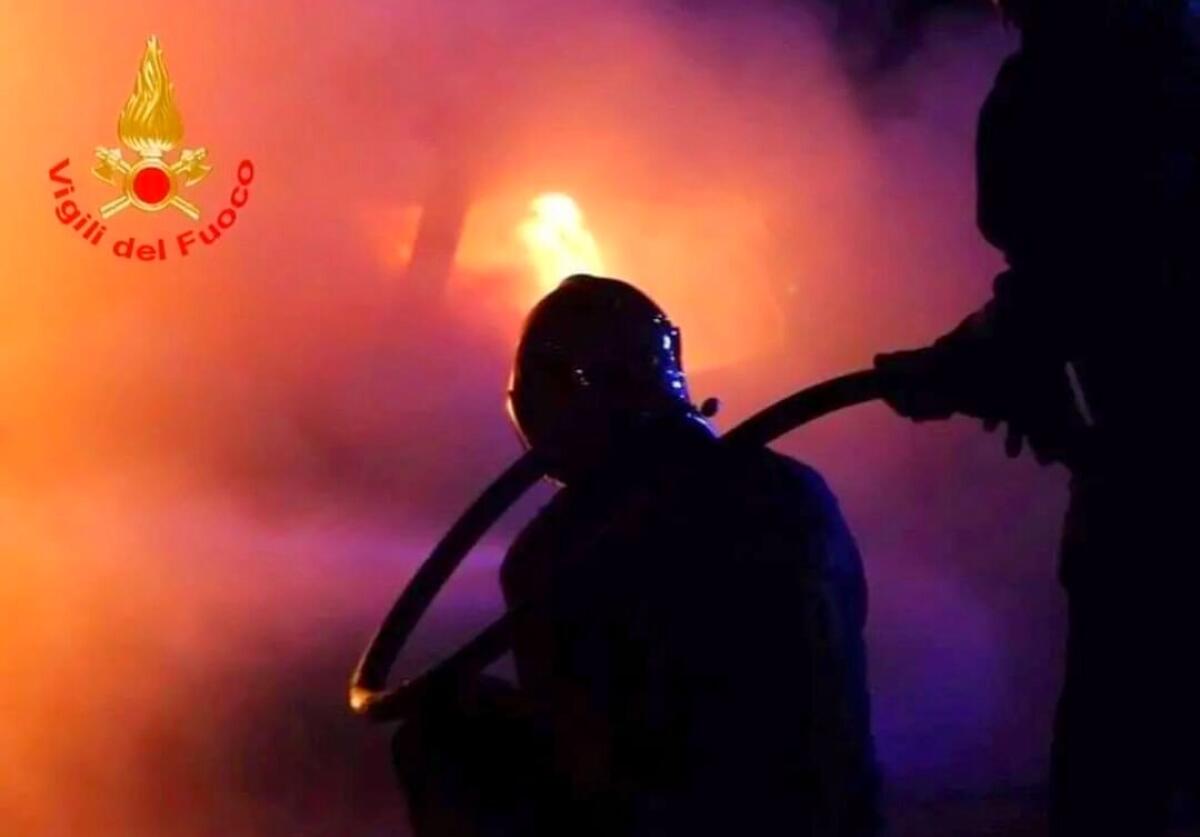 Due autovetture in fiamme nella notte - 
