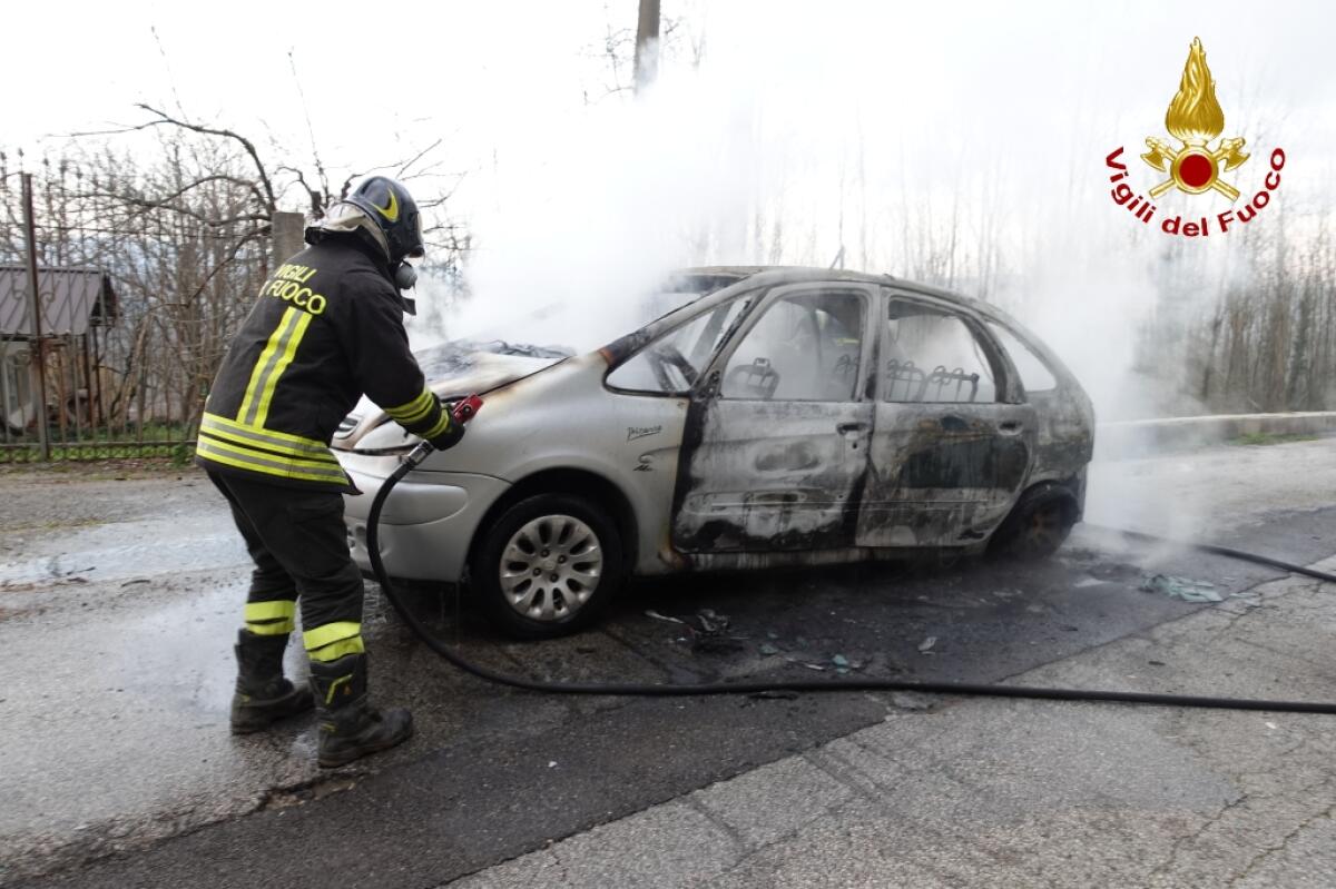 Incendio di auto in transito ad Aiello del Sabato - 