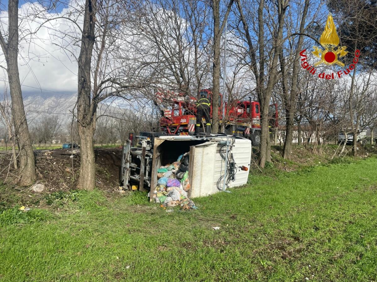 Cervinara. Finisce fuori strada furgoncino raccolta rifiuti - 
