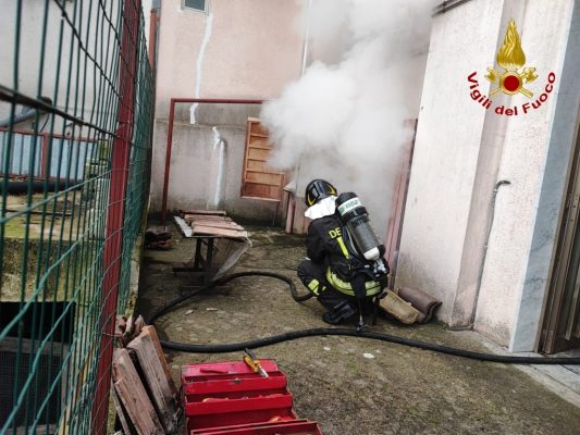 Incendio in un garage di un'abitazione, in salvo componenti di una famiglia