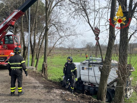 Cervinara. Finisce fuori strada furgoncino raccolta rifiuti