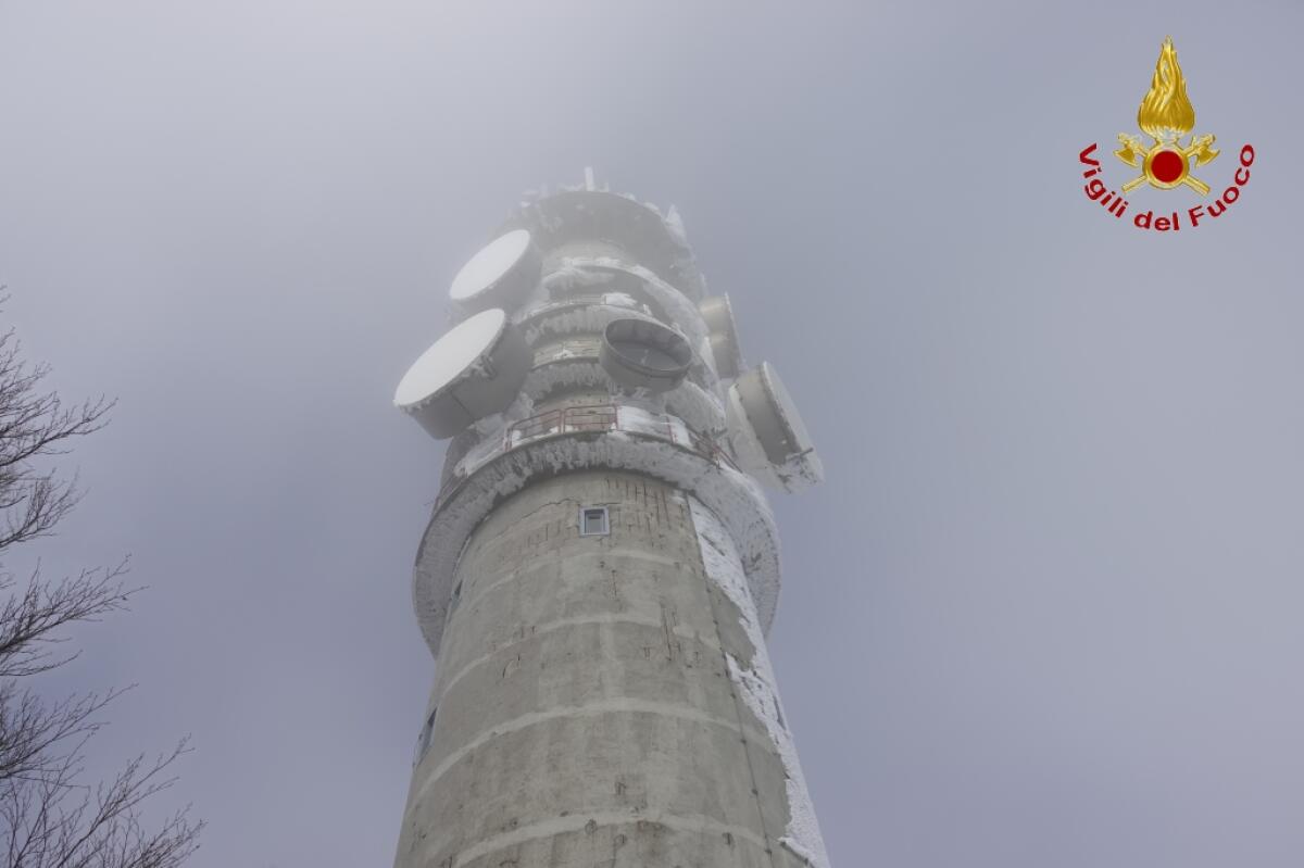 Vigili del Fuoco assistono operai società telefonica a Montevergine - 