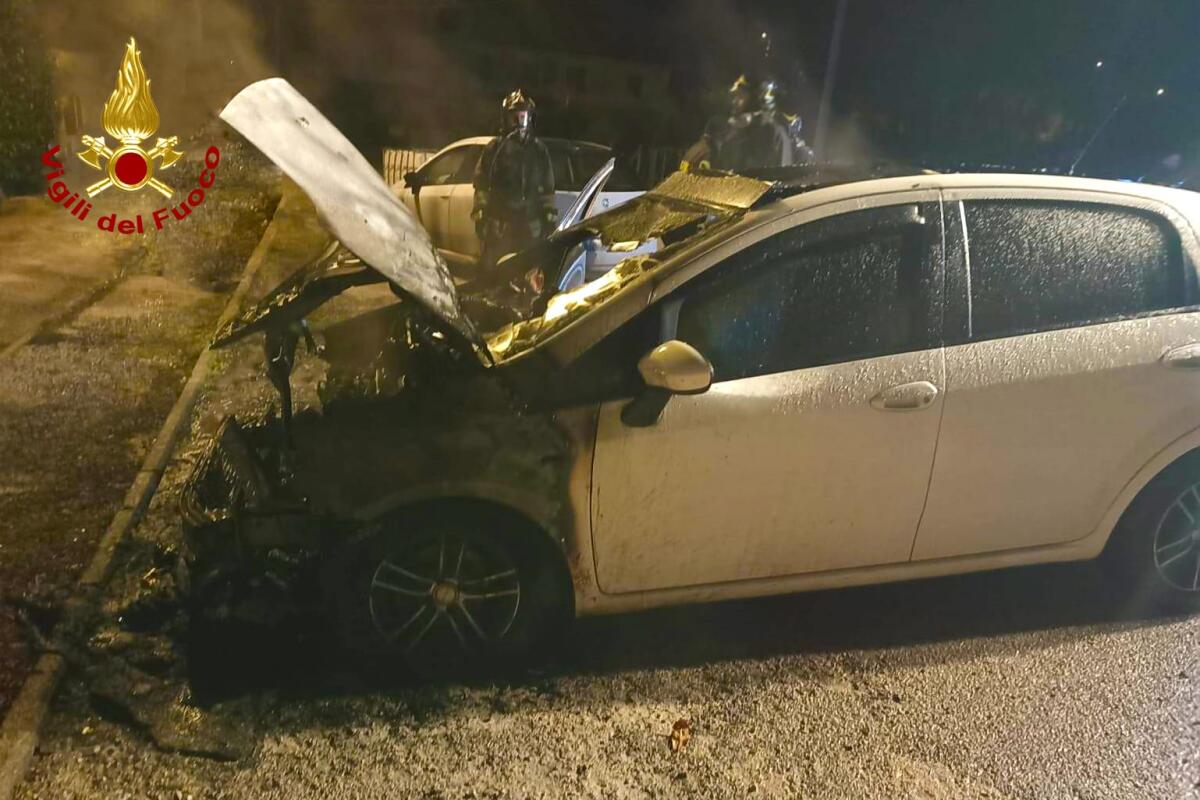 Indagini in corso a Serino per un incendio che ha danneggiato due autovetture - 