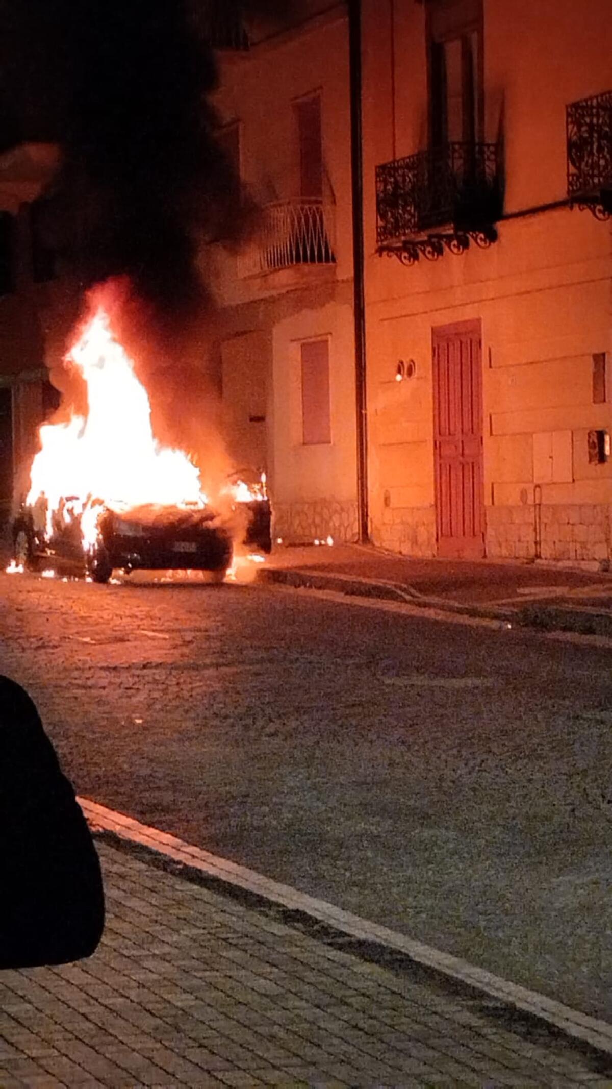 Cervinara. Auto in fiamme nei pressi della Villa comunale - 
