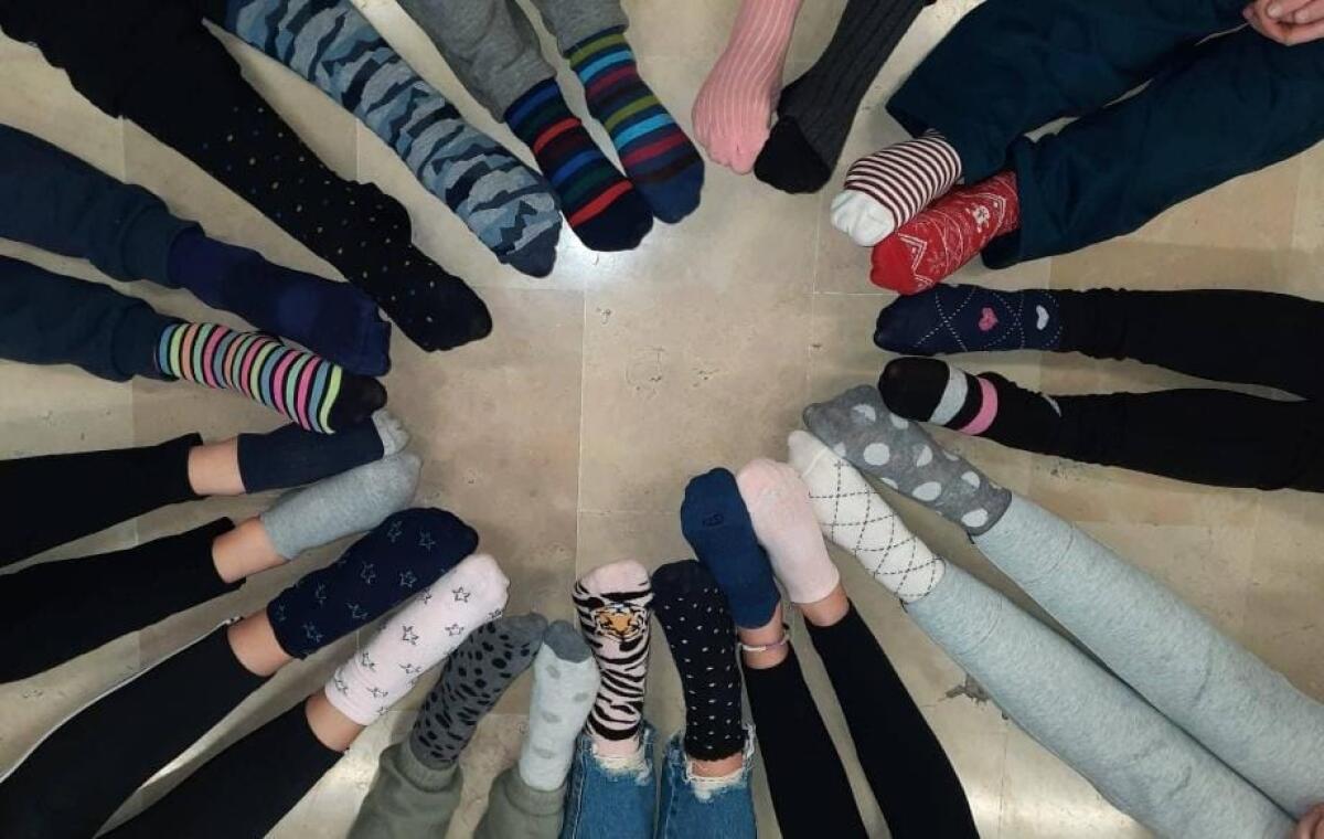 Cervinara celebra nelle scuole la "Giornata dei calzini spaiati" - 