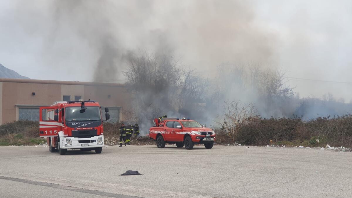 Paolisi. Vasto incendio di terreni incolti nella zona industriale. - 