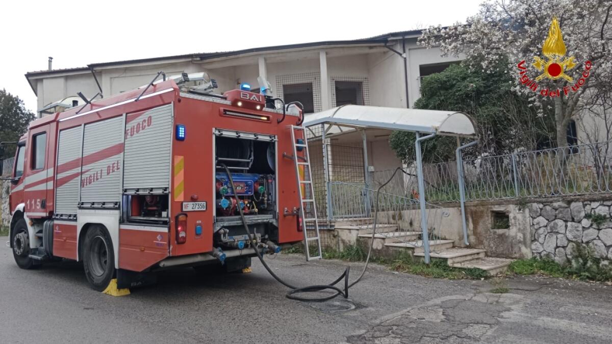 Incendio in una scuola in disuso - 