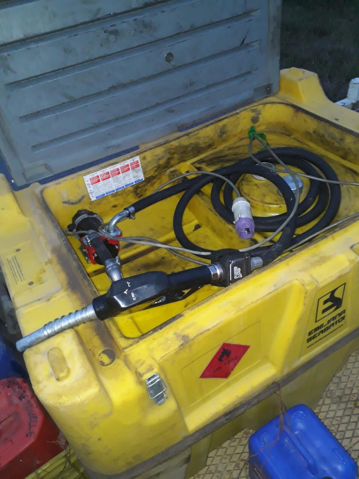 Operai facevano il pieno della loro auto con il carburante della ditta - 