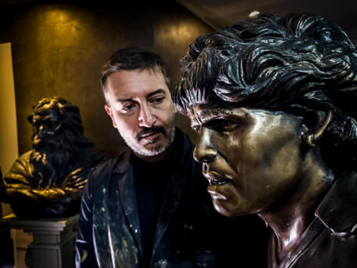 Il Comune di Napoli restituisce allo scultore la statua di Maradona - 