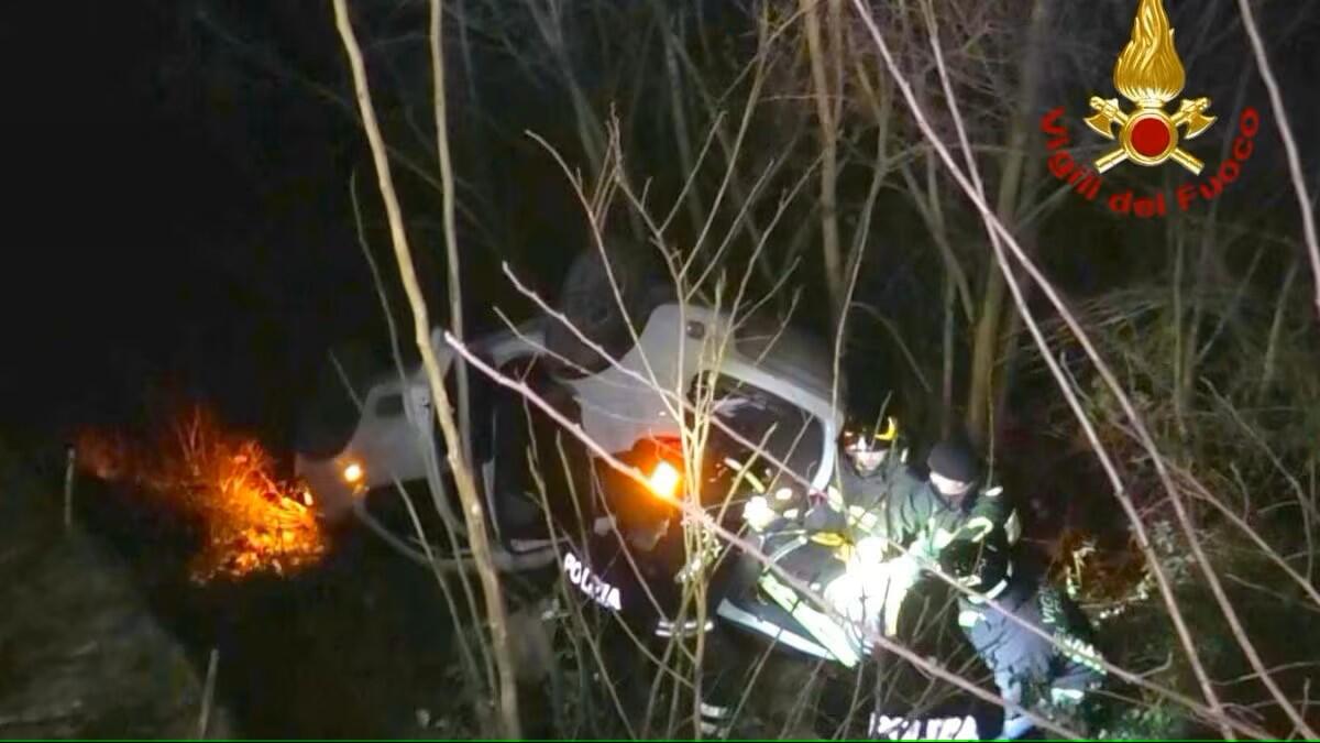 Tre ladri intercettati dalla Polizia ad Ariano Irpino:  uno è stato arrestato dopo un incidente, gli altri due, armati, sono scappati a piedi. - 