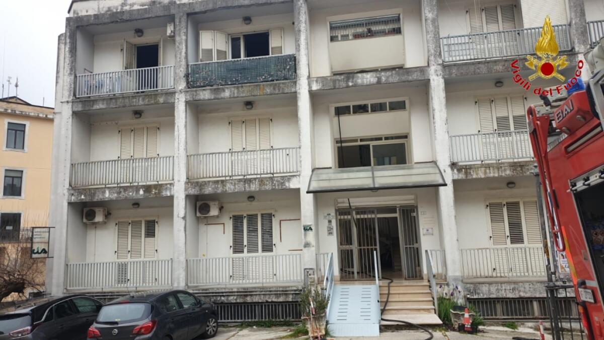 Caposele, incendio in un appartamento - 