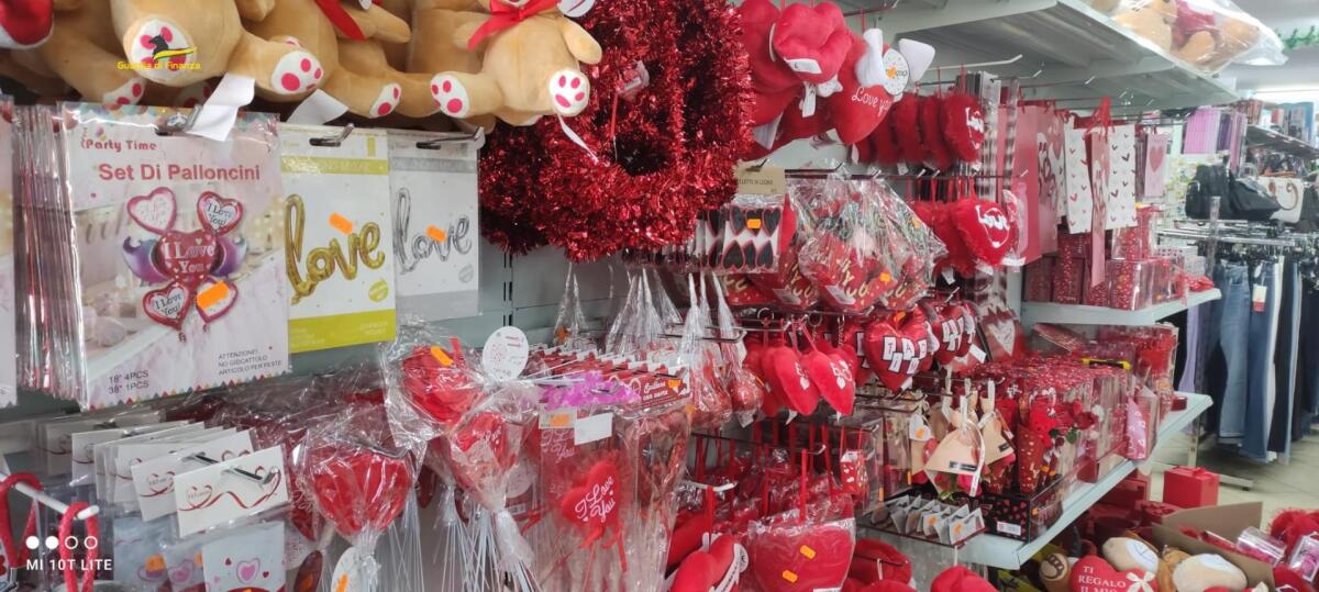 Sequestrati oltre 50 mila prodotti di "San Valentino" - 