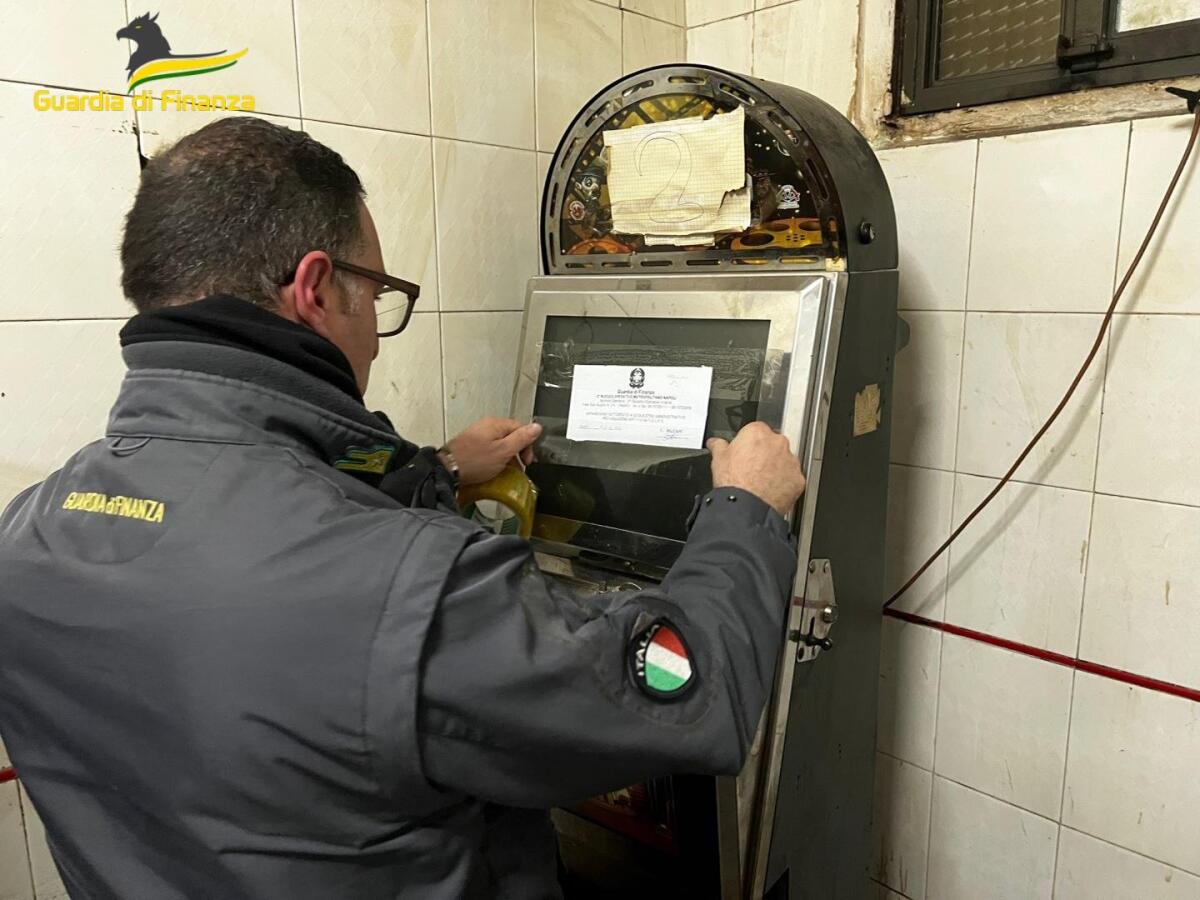 Otto videopoker illegali sequestrati dai finanzieri, nelle sale scommesse anche minori - 