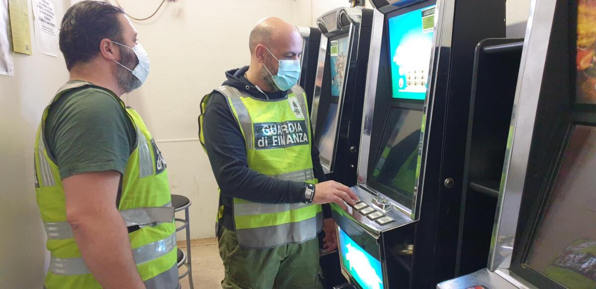 Esercizio abusivo attività di gioco e scommmesse, sequestri e denunce - 