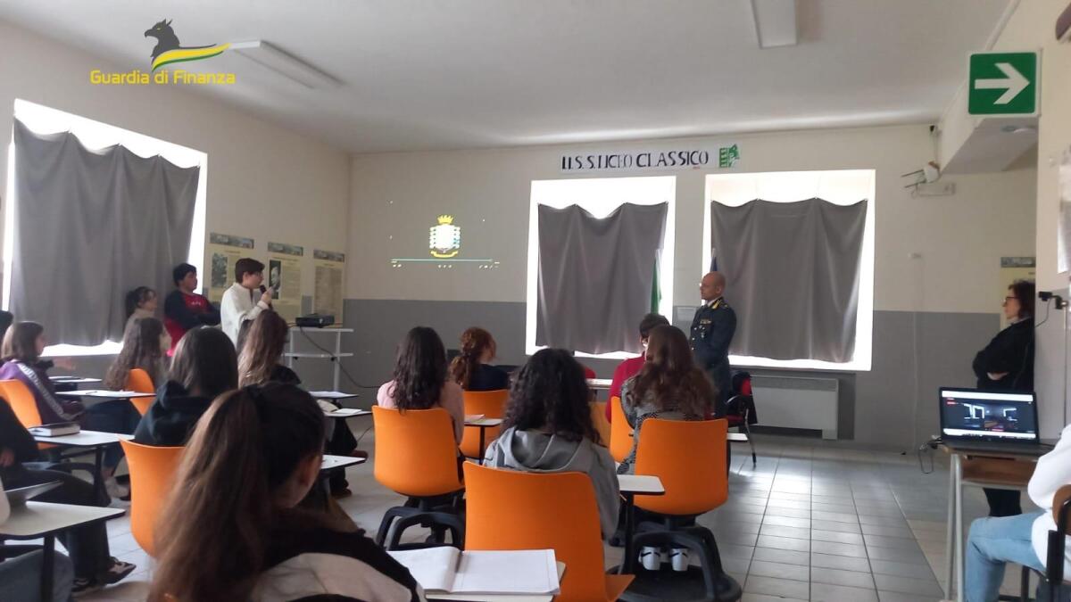 Promuovere tra i giovani dell’Irpinia i compiti e la funzione sociale della Guardia di Finanza - 