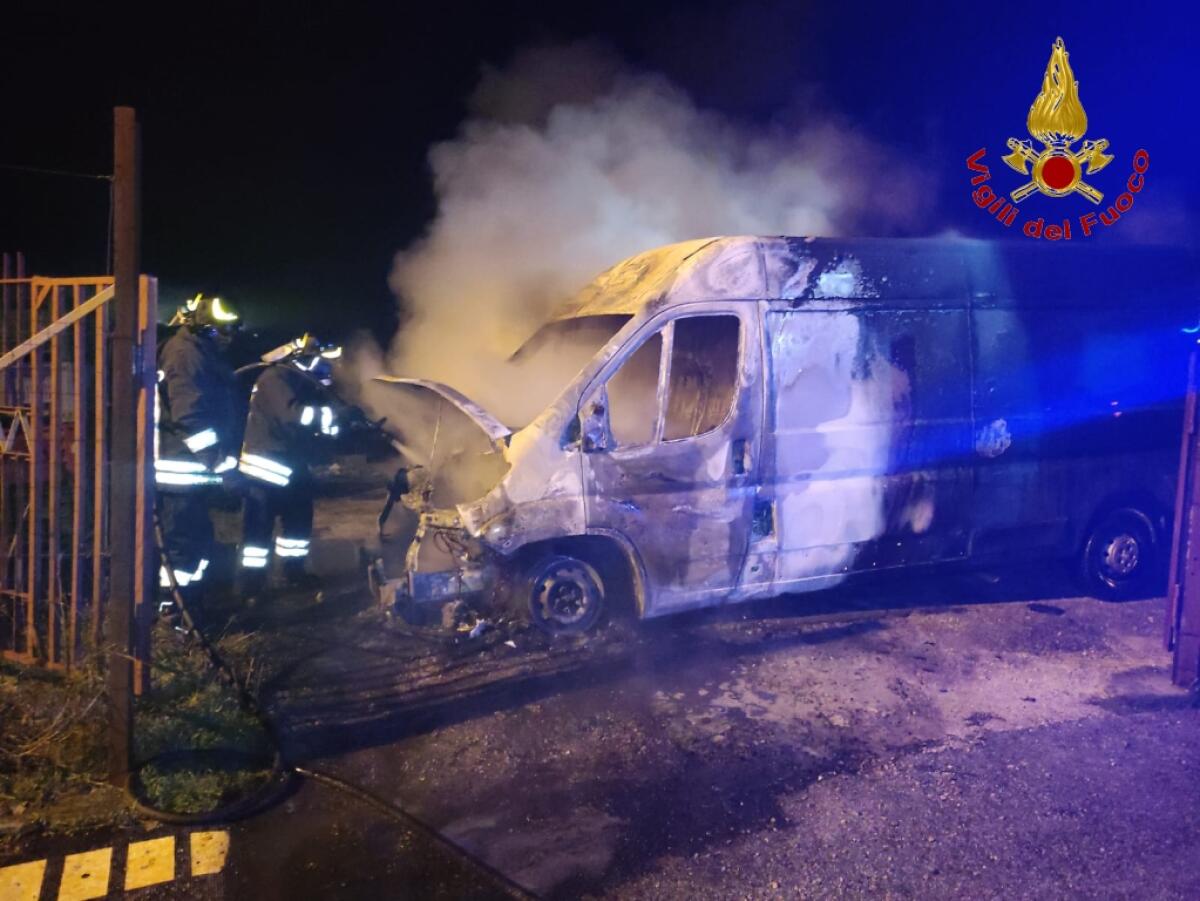 Furgone in fiamme nella notte a Castelfranci - 