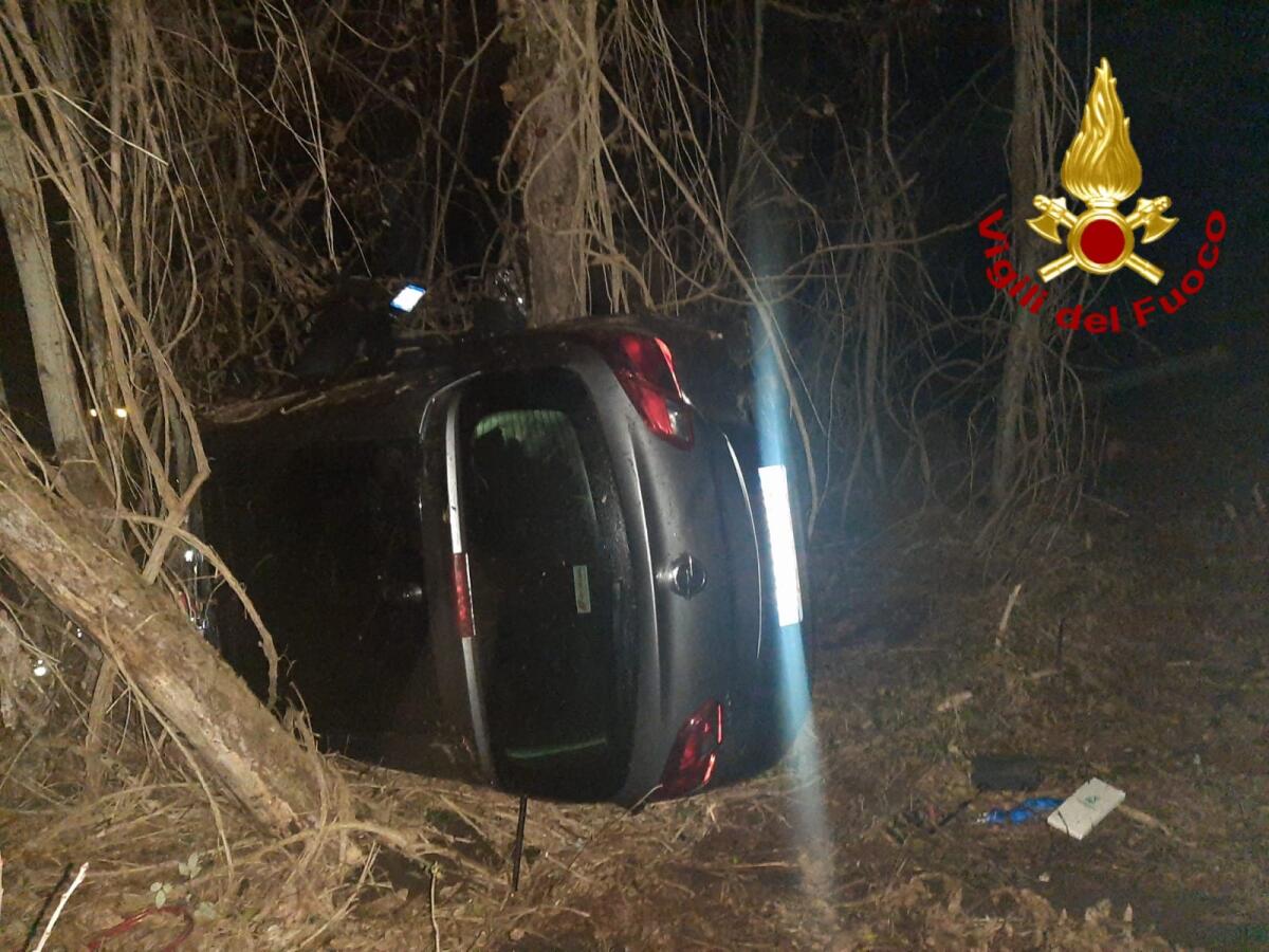 Sbanda e finisce con  auto in una scarpata, ferito un 30enne - 