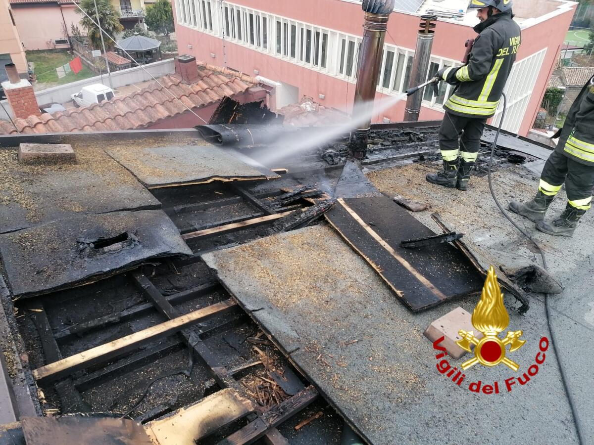 Incendio canna fumaria si estende anche al tetto in legno, paura per una famiglia - 