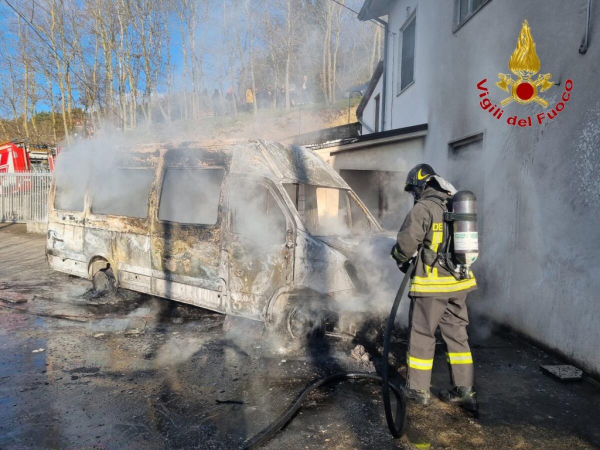 A fuoco scuolabus ad Ariano Irpino - 