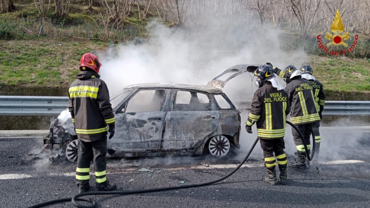 Auto in transito in fiamme sull'A16 - 