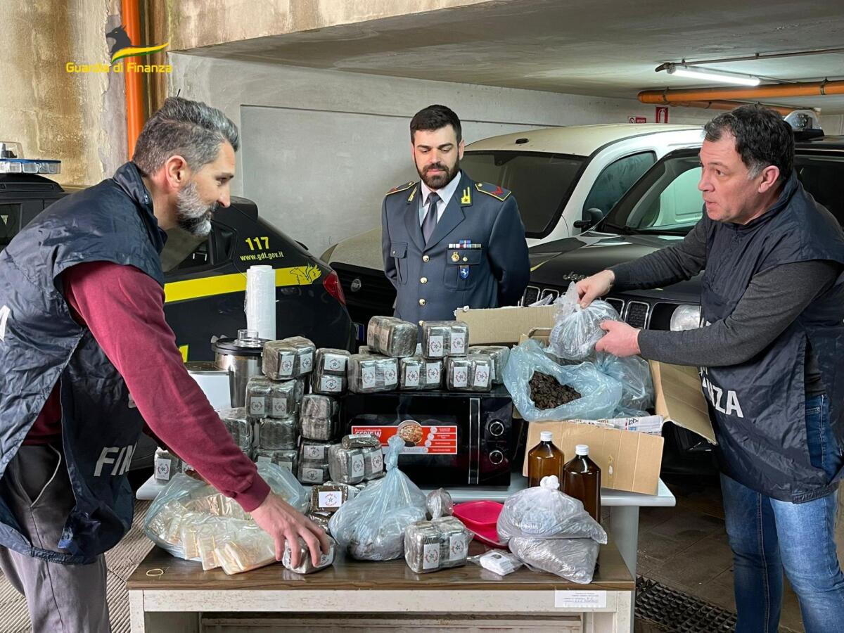 Sequestrati 77 kg di hashish e tratte in arresto tre persone - 