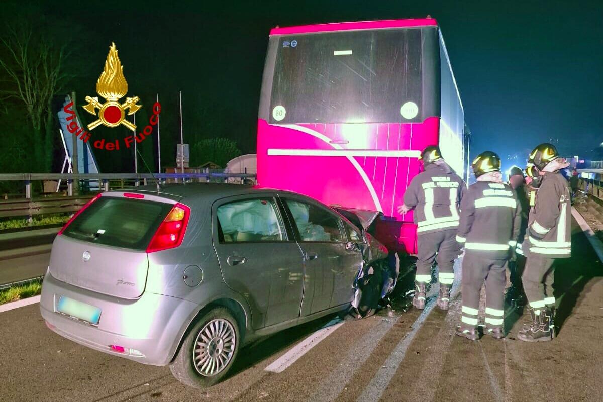 Scontro tra autobus e tre vetture, ferito un 20enne - 