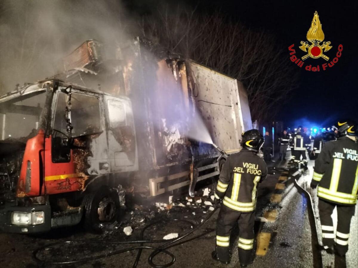 In fiamme sul raccordo un autocarro in transito - 