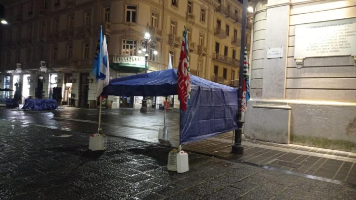 I lavoratori di IrpiniAmbiente montano la tenda della resistenza - 