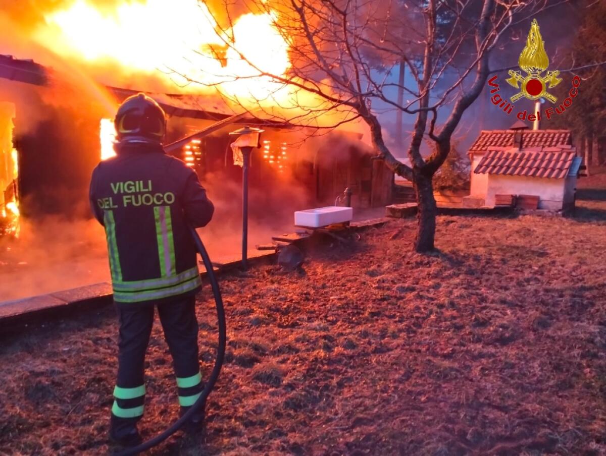 Chalet in fiamme a Bagnoli Irpino, paura per quattro persone - 
