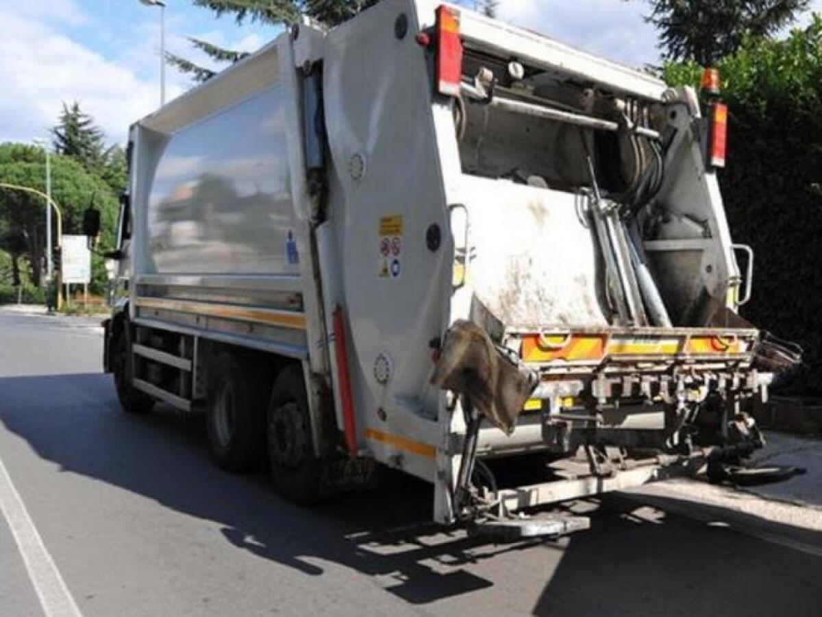 Addetto alla raccolta dei rifiuti cade dal camion e muore - 