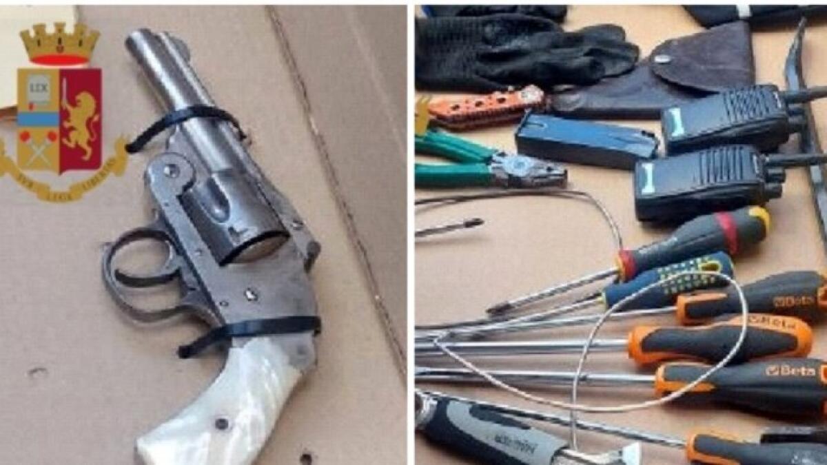 Abbandonano la refurtiva e due pistole, è caccia ai banditi - 