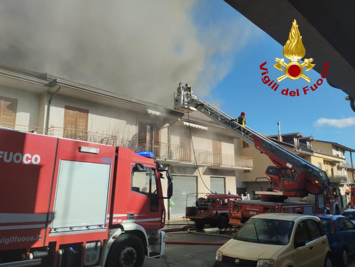 In  fiamme tetto in legno e sottotetto di un abitazione - 