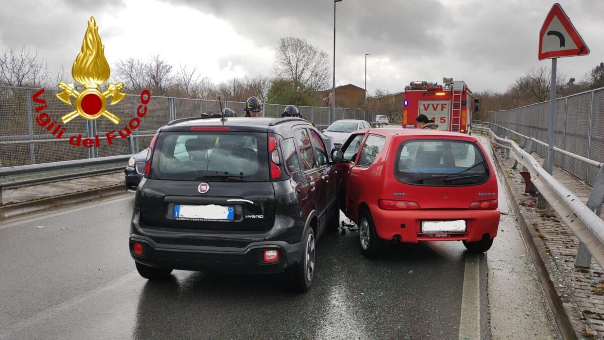 Scontro tra auto, ferita una donna - 